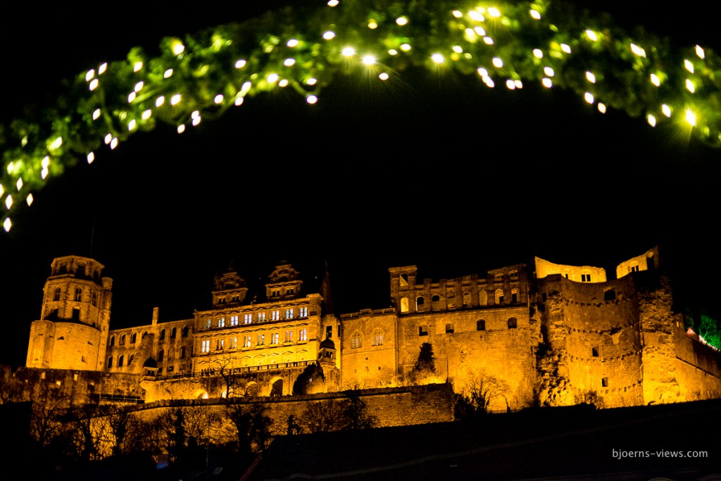 Heidelberger Schloss vom Weihnachtsmarkt am Karlsplatz aus gesehen