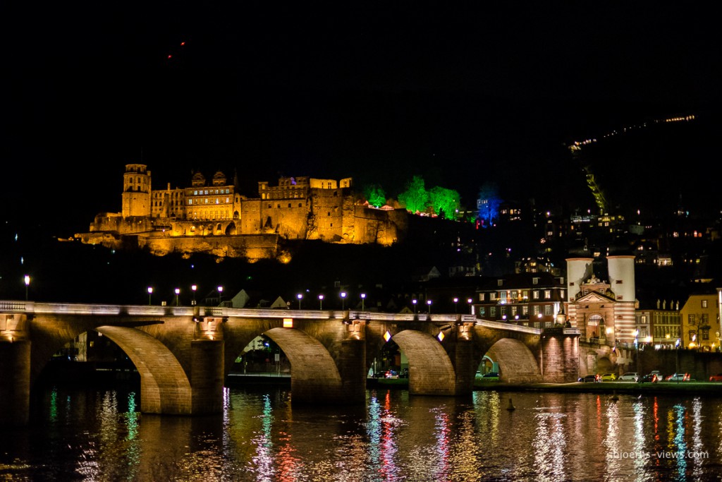 Schloss mit Weihnachtsmarkt-Beleuchtung und Alte Brücke