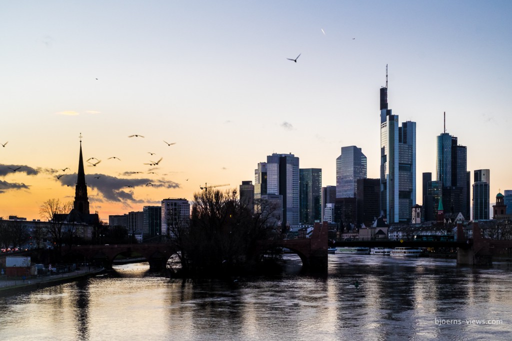 Skyline von der Ignatz-Bubis-Brücke aus