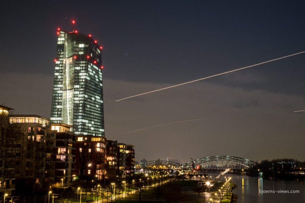 Neue EZB mit landenden Flugzeugen