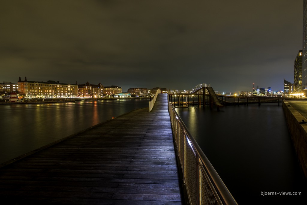 Fußgängerweg- und brücke und im Sommer auch Schwimmbad