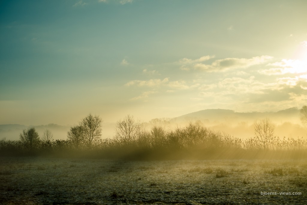 Ein Wintermorgen vom warmen Zug aus fotografiert