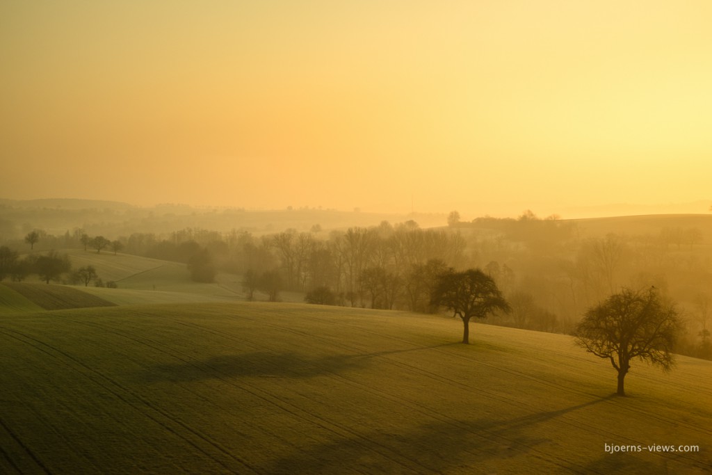 Morgensonne über den Feldern und Hügeln irgendwo zwischen Mannheim und Stuttgart