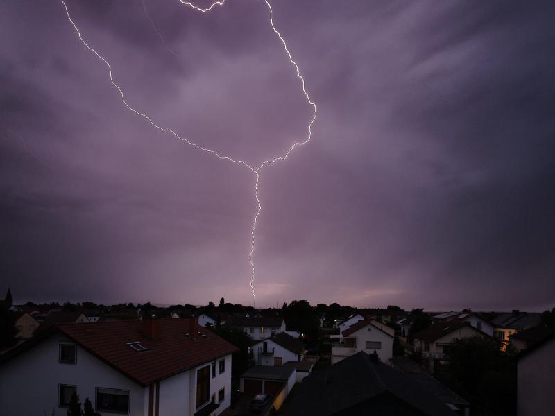 Gewitter über den  Dächern